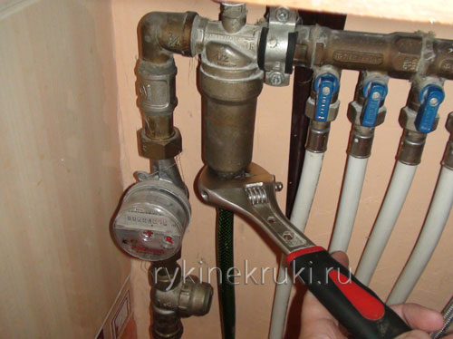 Svakt vanntrykk i leiligheten - hva du skal gjøre: hvordan du øker trykket i vannforsyningen