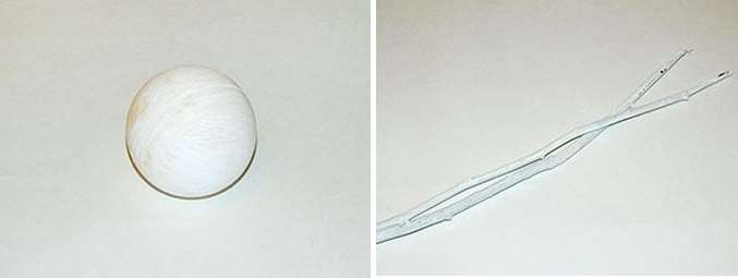 Nehmen Sie eine Plastik- oder Styroporkugel mit einem Durchmesser von etwa 7 cm und malen Sie sie weiß an. Bemalen Sie auch die Topiary-Äste mit Acrylfarbe.