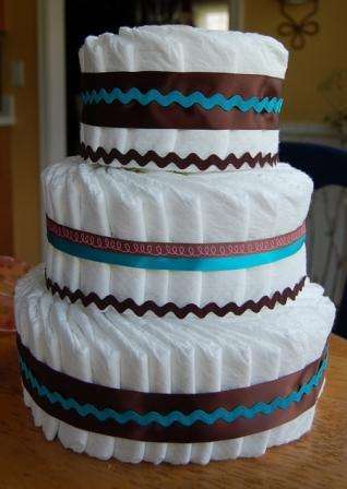 For å få kaken til å se ekte ut, legg den på et spesielt stativ.