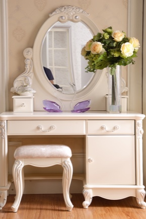 Tualetiniai stalai su veidrodžiu miegamajam