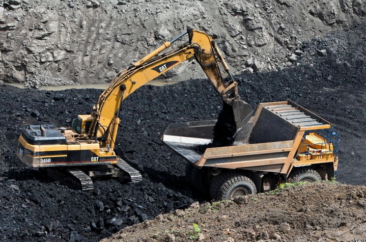 Verladen von Kohle in einem Steinbruch