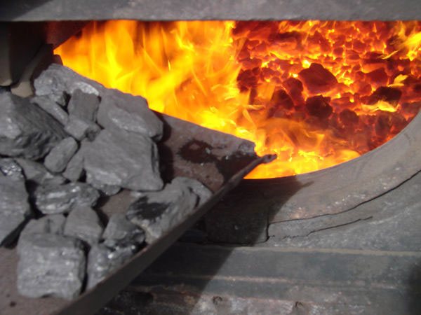 Brenntemperatur von Kohle. Verbrennungstemperatur von Holzkohle und Kohle in verschiedenen Geräten