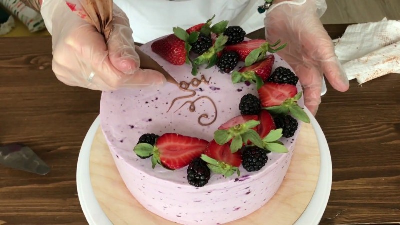 Kakkujen koristelu eri tavoilla: käytännön vinkkejä aloittelevalle leivonnaiselle
