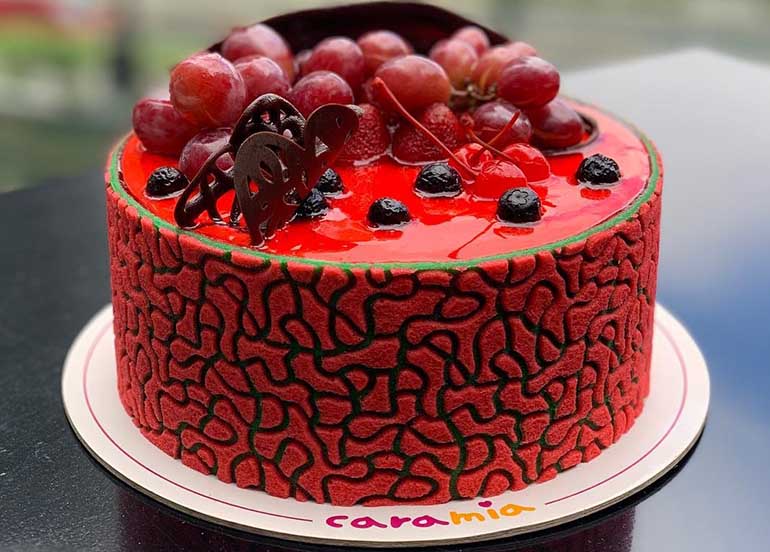 Valokuva torttu ukrashennyj fruktami 40.