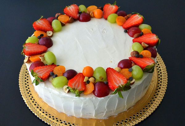 Kakun koristelu hedelmillä ja marjoilla: ohjeet, vinkit ja ideat