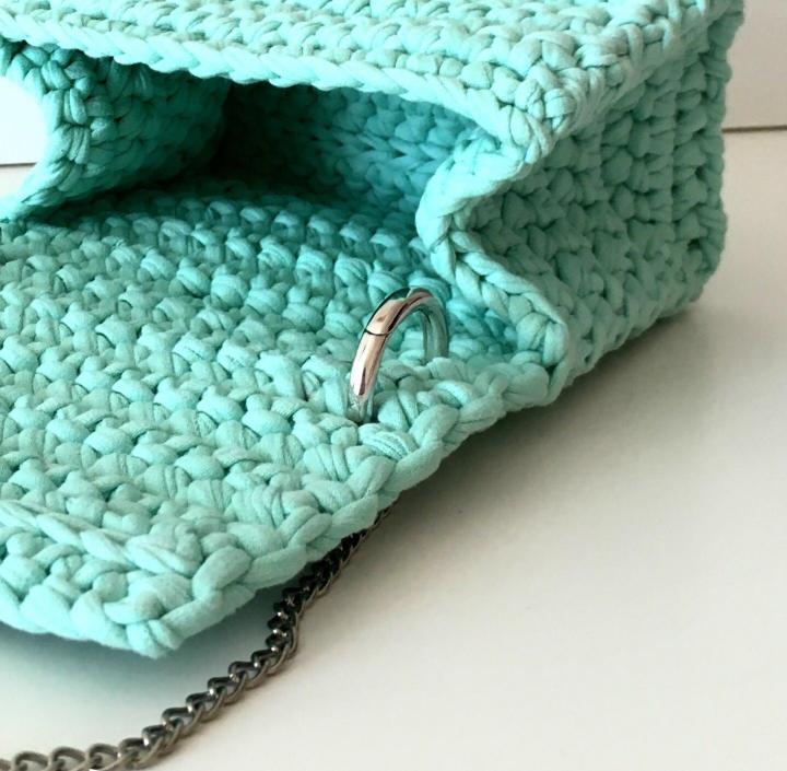 En vakker pose med strikket garn med egne hender