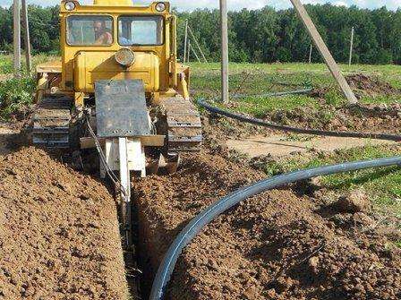 Der Wasserdruck im Haus hängt von der Qualität der Rohrinstallation, der richtigen Wahl ihres Durchmessers und der Lage der Quelle in Bezug auf die Verbrauchsgeräte ab. Sinnvoll