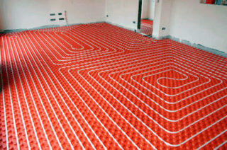 רצפה מבודדת חום במים ללא המגהץ - הוראות וטכנולוגיית בנייה