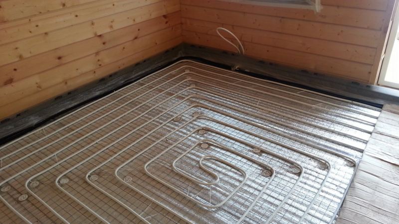 רצפה מבודדת בחום יבש: רצפה המחוממת במים ללא מגהץ לרבד, אריחים, בבית מסגרת עץ, התקנה עשה זאת בעצמך
