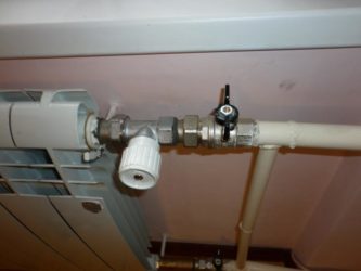 Wie installiere ich Wasserhähne an Heizkörpern?